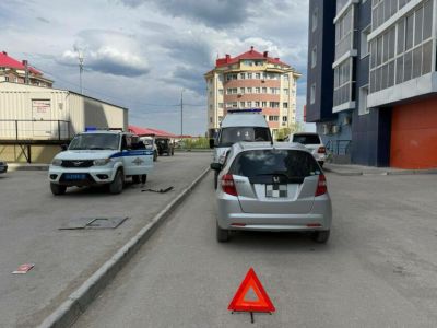 В Якутске автомобиль сбил 8-летнего ребенка, катавшегося на самокате