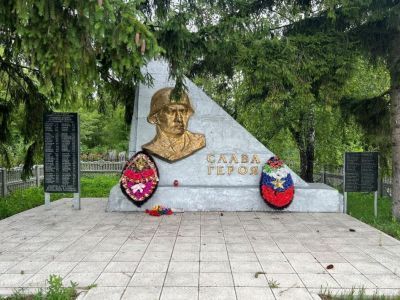 Братская могила воинов Советской Армии, погибших в марте 1943 года. Захоронено 275 человек, установлено фамилий на 73 человека. Обелиск с барельефом воина установлен в 1965 году