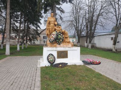 Братская могила с памятником
