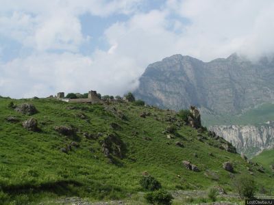 Сторожевые башни Габуевых, Себетовых, Караевых, Агнаевых; укрепленные усадьбы (ганахи) Касаевых и Караевых. Святилище