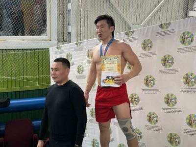 Алексей Уваровский победил в абсолютном первенстве турнира по хапсагаю в Вилюйском районе Якутии