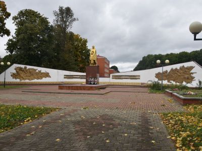 Братская могила советских воинов, погибших в боях с фашистскими захватчиками. Мемориал воинам-односельчанам, погибшим в годы Великой Отечественной войны.