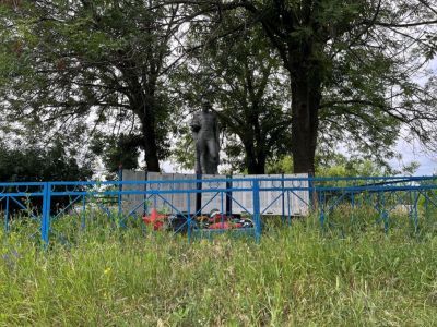 Братская могила воинов Советской Армии, погибших в период Великой Отечественной войны. Захоронено 25 человек, установлено фамилий 10-ти человек. Скульптура установлена в 1961 году
