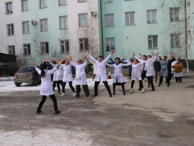 Коллектив Медцентра Якутска отметил Всемирный день здоровья зарядкой