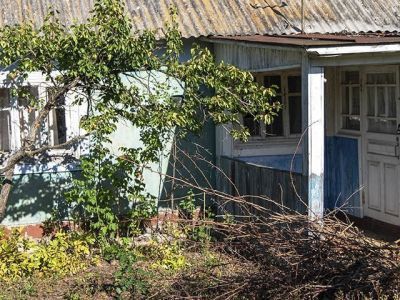 Мусор на участке соседа: куда обращаться с жалобой