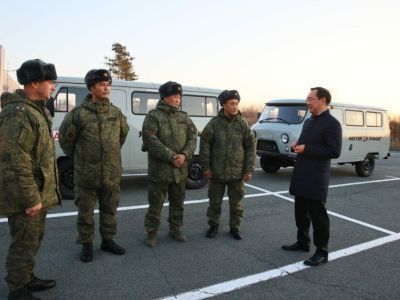 Глава Якутии передал военнослужащим автомобили УАЗ