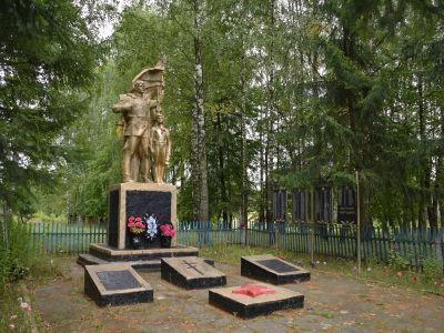 Братская могила 19 советских воинов, погибших в 1943 г. в боях с немецко-фашистскими захватчиками