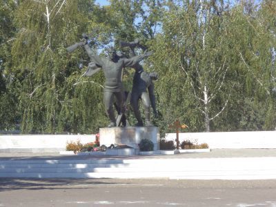 Братская могила воинов Советской Армии, погибших в период Великой Отечественной войны. Захоронено 64 человека, установлено фамилий на 44 человека. Скульптура установлена в 1962 году