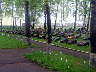 Воинское кладбище, на  котором захоронен 101 советский  воин, умерших от ран в  госпитале  в годы   Великой   Отечественной войны. (Установлены надгробные плиты и скульптура воина)