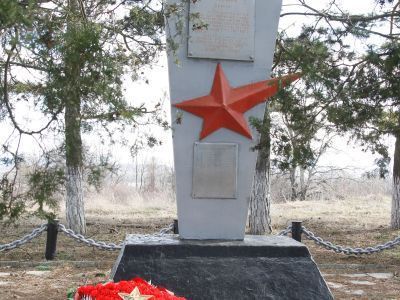 Высота 167,4, где шли кровопролитные бои с фашистскими захватчиками. За проявленный героизм И.В. Темченко, A.M. Носову, З.С. Александровскому, А.Д. Виноградову, Т.В. Поветкину, И.И. Лaapy были присвоены звания Героев Советского Союза