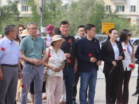 В День памяти и скорби в Якутске возложили цветы на площади Победы
