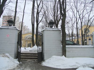 Парк с воротами и решеткой