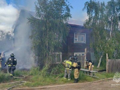 Пожар вспыхнул в многоквартирном деревянном доме в Якутске UPD