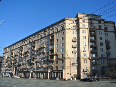 Жилой дом Академии наук СССР, 1938-1939 гг., архитектор А.В.Щусев, при участии М.М.Бузоглы, Л.И.Лус. Здесь в разные годы жили академики И.Г.Петровский, Б.А.Рыбаков, архитектор А.В.Щусев