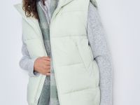 Утепленный жилет с капюшоном