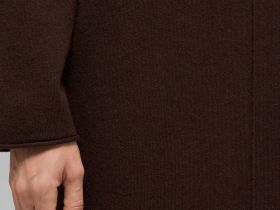 Вязаное платье свободного кроя с воротником-стойкой