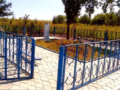 Братская могила советских воинов, погибших в боях с фашистскими захватчиками