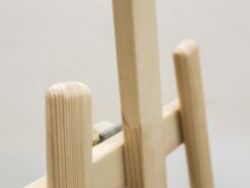 Мольберт Лира Малевичъ Комфорт (с дополнительной полкой и двумя стаканами)