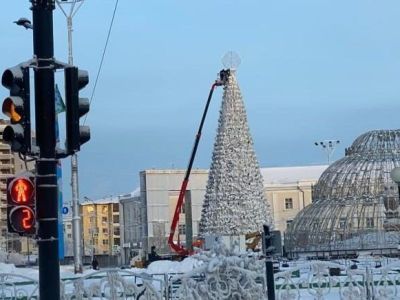 Фотофакт: на площади Орджоникидзе демонтируют новогоднюю елку