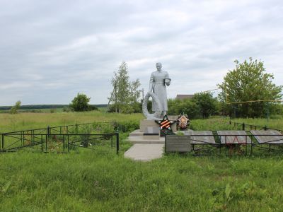 Братская могила советских воинов, погибших в боях с фашистскими захватчиками в 1943 году. Захоронен 171 человек, имена 41 человека установлены. Скульптура советского воина