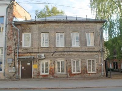 Усадьба Шепелевых: полукаменный дом по улице, полукаменный флигель во дворе, ворота