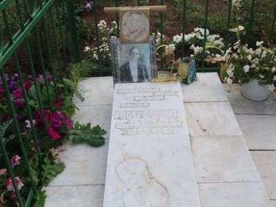 Могила виолончелиста, композитора, педагога и дирижера, профессора Саратовской и Азербайджанской консерваторий Ростроповича Леопольда Витольдовича (1892-1942)