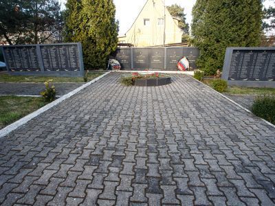 Мемориальный комплекс на братской могиле советских воинов, погибших в феврале 1945 года (арх. Л.И. Лобус, ск. А.Г. Ивашин, М.В. Нечаев, Е.Е. Козлов)