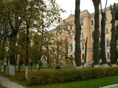 Главное здание с садом и оградой