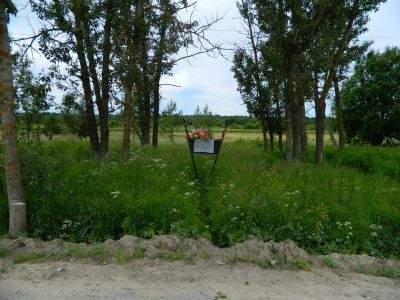 Памятное место, где в январе 1943 г. располагался полевой командный пункт 2-ой ударной армии Волховского фронта. Здесь 12.01.43 г. находились и руководили боевыми действиями советских войск по прорыву блокады Ленинграда выдающиеся полководцы Ворошилов К.Е