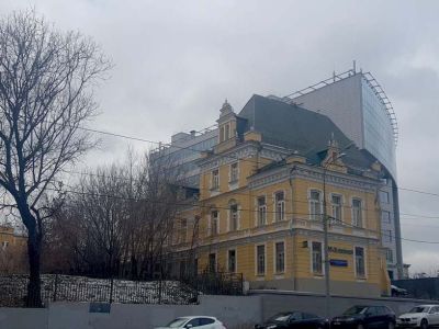 Городская усадьба Долгоруких - Р.Б.Шен, сер. XVIII в. - кон. XIX в., архитекторы Д.В. Ухтомский, Б.В. Фрейденберг, В.И. Чагин. Здесь в 1774-1776 гг. жил и работал иконограф П.П.Бекетов