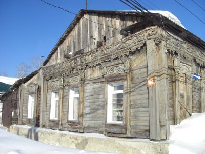 Деревянный жилой дом начала XX века с оригинальной пропильной резьбой