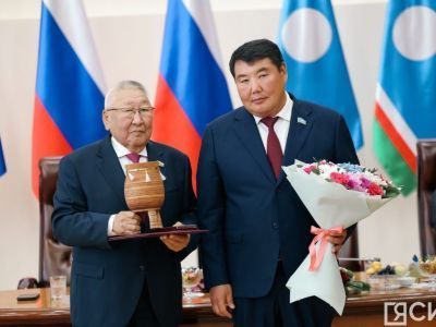 Госпремию имени Максима Аммосова в Якутии вручили Егору Борисову