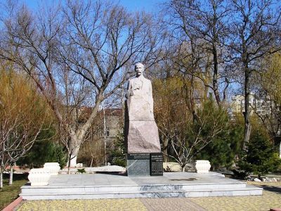 Памятник Исмаилу Гаспринскому (скульптор А.Алиев)