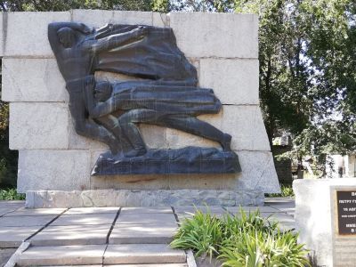 Могила воинов-комсомольцев Покальчука А.А. и Гутченко П.Л., закрывших своими телами амбразуру фашистского дзота в период Сталинградской битвы