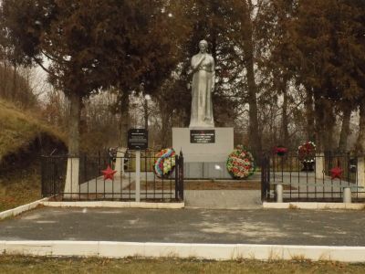 Братская могила воинов Советской Армии, погибших в марте 1943 года. Захоронено 106 человек, установлено фамилий на 45 человек. Скульптура установлена в 1968 году