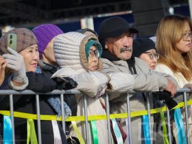 В Якутске на площади Республики открыли большой театральный сезон