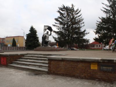 Братская могила советских воинов, погибших в боях с фашистскими захватчиками в 1943 году. Захоронено 124 человека, в том числе Герой Советского Союза старший сержант Курочкин Тимофей Петрович, установлены имена 16 человек