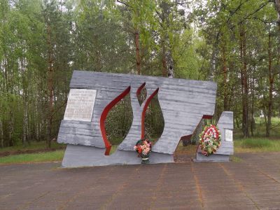 Братская могила 67 мирных жителей села Речечка, расстрелянных в 1943 г. немецко-фашистскими захватчиками
