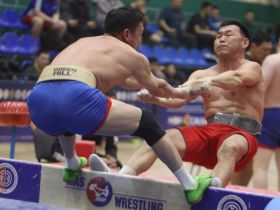 Сенсационно завершился турнир по мас-рестлингу Харлампия Васильева в Якутске