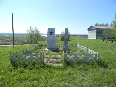Братская могила в с.Часово Сыктывдинского района, где захоронены красноармейцы-добровольцы Плосков Ф.Е. и Шелепанов Ф.Д., погибшие в бою с белогвардейцами под с. Небдино в декабре 1919 года