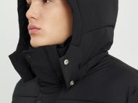 Утепленное пальто с воротником-стойкой