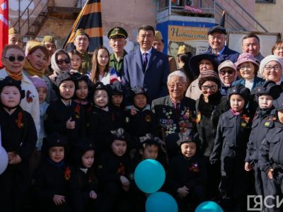 «Поём двором». В Якутске поздравили ветерана Великой Отечественной войны Кирилла Павлова