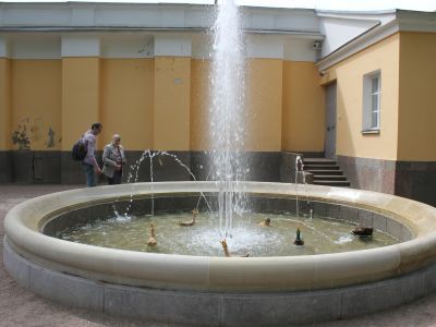 Фонтан "Фаворитка" с фонтанными фигурами "Утка" (четыре) и "Мопс"