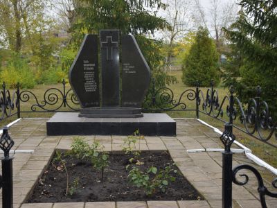 Братская могила советских воинов, погибших в боях с фашистскими захватчиками в 1943 году. Захоронено 41 человек, установлены имена 6 человек. Обелиск