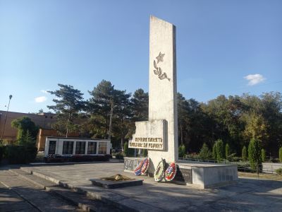 Братская могила 10-ти красных партизан, погибших в гражданскую войну и бойцам Советской Армии, погибшим в Великую Отечественную