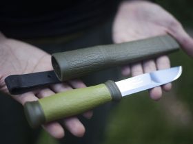 Нож с фиксированным лезвием Morakniv 2000, сталь Sandvik 12C27, рукоять пластик/резина, зеленый