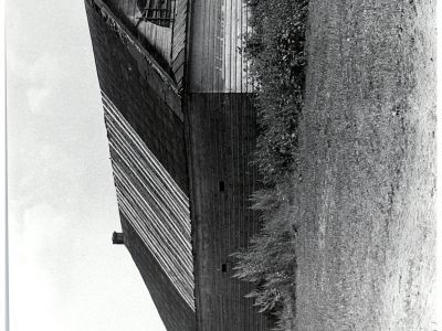 Две деревянные хозяйственные постройки