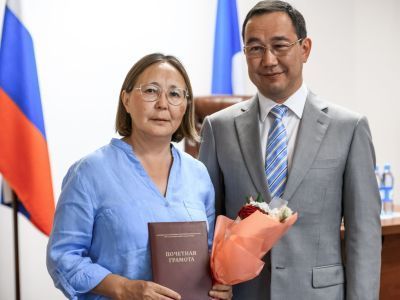 Айсен Николаев наградил лучших работников торговли