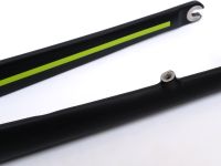 Жесткая карбоновая вилка Format 5343 1-1/8-1.5 28&quot; (черный матовый / зеленый 183 мм эксцентрик 9 мм шток 1 1/8&quot;-1.5&quot; (28.6 мм - 38.1 мм), карбон для дисковых тормозов)