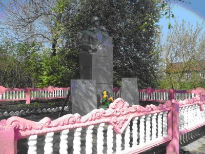 Братская могила советских воинов